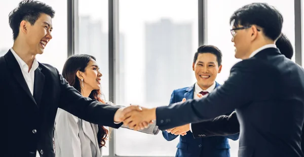 Bild Zwei Geschäftspartner Eleganten Anzug Erfolgreich Beim Händedruck Vor Einer — Stockfoto