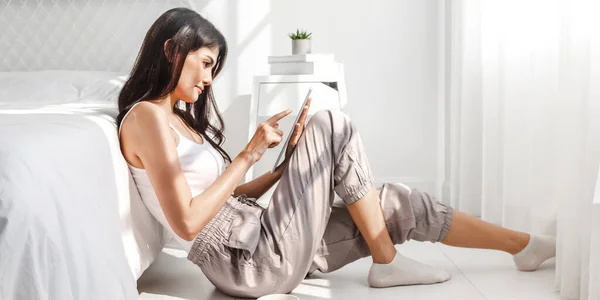 Mujer Relajante Uso Tableta Digital Con Pantallas Blanco Maqueta Blanco —  Fotos de Stock