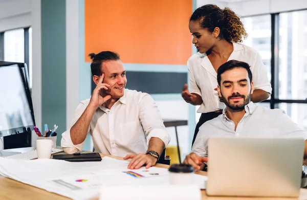 Profesyonel iş toplantıları ve yeni başlangıç projesiyle strateji tartışmaları. Modern ofiste dizüstü bilgisayarla yaratıcı iş adamları planlama ve beyin fırtınası. Takım çalışması kavramı