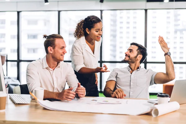 Grupp Professionella Affärsmöte Och Diskutera Strategi Med Nya Start Projekt — Stockfoto