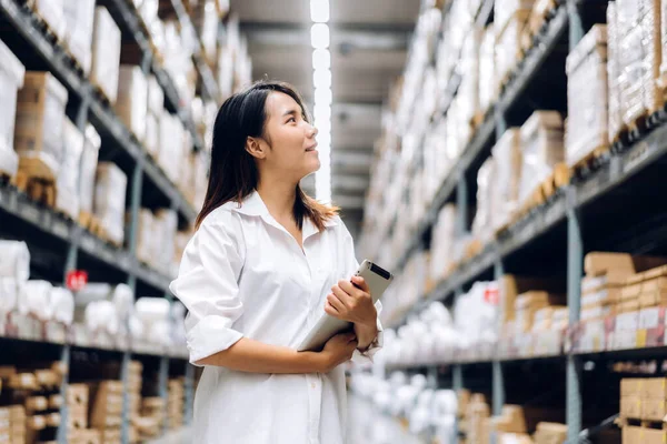 Portret Van Lachende Aziatische Manager Werknemer Vrouw Staande Bestel Details — Stockfoto