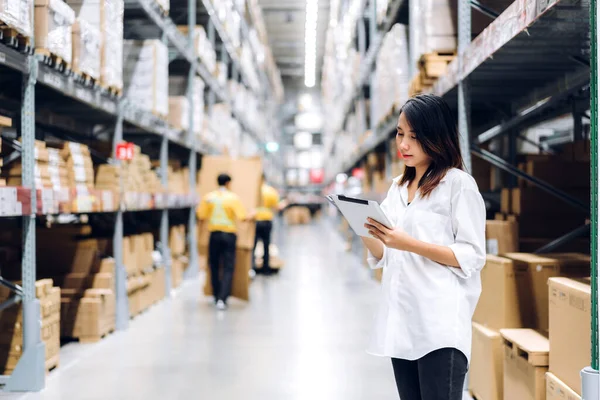 Portrait Smiling Asian Manager Worker Woman Standing Order Details Tablet — Stock Photo, Image