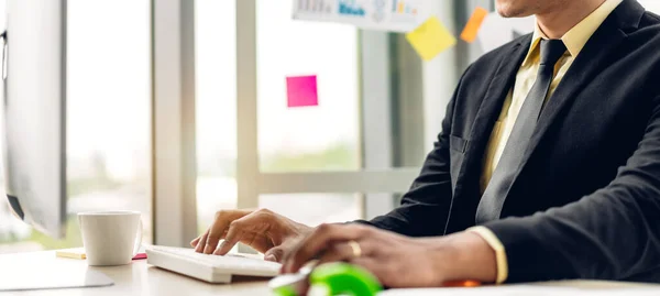 Empresario Relajante Mirando Tecnología Del Monitor Computadora Escritorio Mientras Está — Foto de Stock