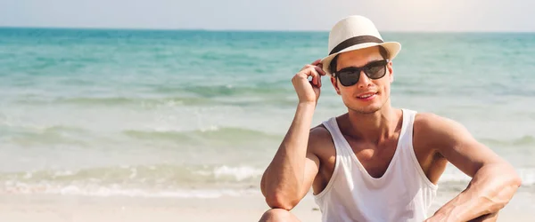 Retrato Sorrir Modelo Homem Bonito Feliz Desfrutando Relaxar Óculos Sol — Fotografia de Stock