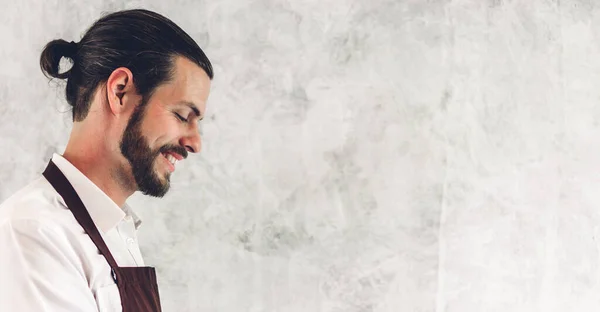 Retrato Barista Barbudo Guapo Dueño Una Pequeña Empresa Sonriendo Fondo — Foto de Stock