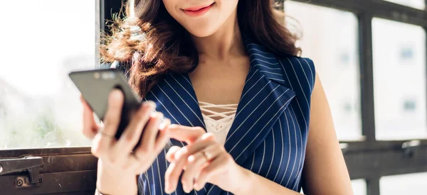 Ritratto Sorridere Felice Bella Donna Asiatica Rilassante Utilizzando Smartphone Digitale — Foto Stock