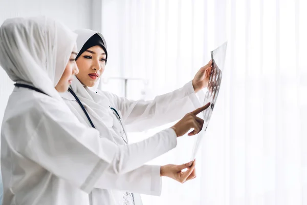Muslimská Asijská Žena Lékař Při Pohledu Ray Photo Healthcare Medicíny — Stock fotografie
