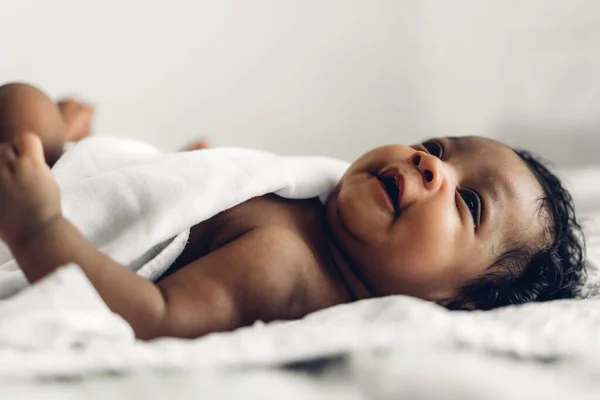 Retrato Lindo Adorable Bebé Afroamericano Pequeño Mirando Cámara Dormitorio Blanco — Foto de Stock