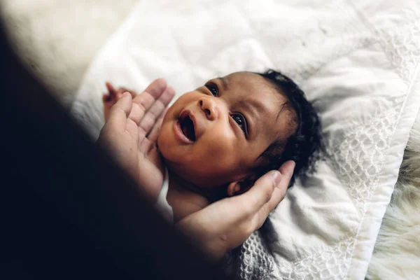 幸せな愛の家族の肖像画アフリカ系アメリカ人の母親は愛らしい小さなアフリカ系アメリカ人の赤ちゃんと遊んでいます お母さんは白い寝室で楽しい時間をかわいい息子の瞬間に触れて ブラック家族の概念の愛 — ストック写真