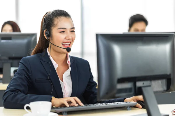 Hermosa Feliz Call Center Sonriendo Asiático Mujer Negocios Operador Atención — Foto de Stock