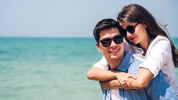 Vacanze Romantiche Amanti Giovane Coppia Felice Abbraccio Piedi Sulla Sabbia — Foto Stock