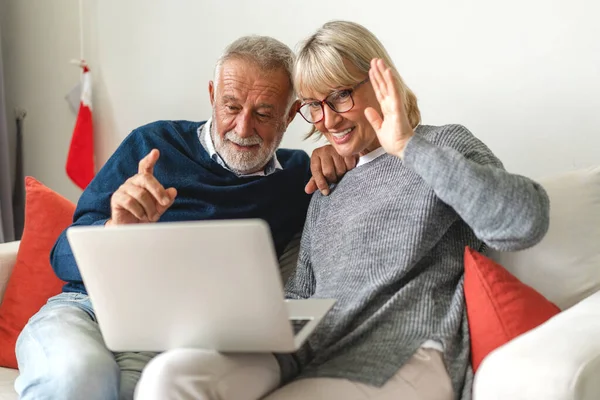 Äldre Par Familj Som Har Trevligt Att Använda Bärbar Dator — Stockfoto