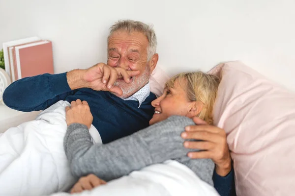 Senior Pareja Feliz Relajarse Hablar Juntos Tumbados Cama Dormitorio Home — Foto de Stock