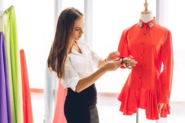 Retrato Joven Hermosa Mujer Bonita Diseñadora Moda Con Estilo Trabajo — Foto de Stock