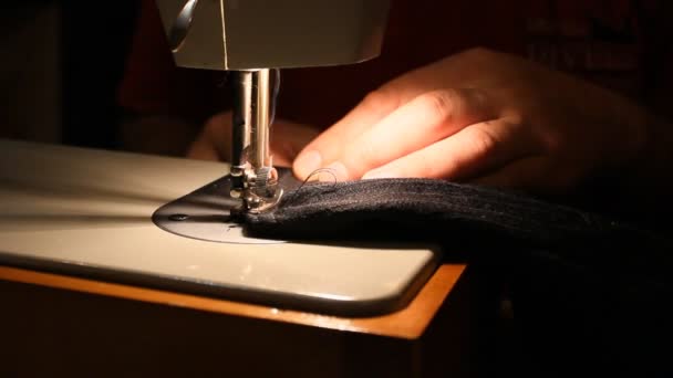 Máquina de coser eléctrica en el trabajo . — Vídeo de stock