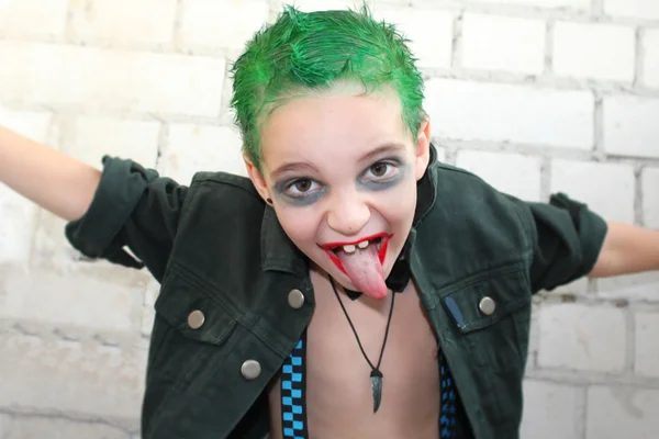 Garçon choquant avec les cheveux verts dans le style de rock and roll . — Photo