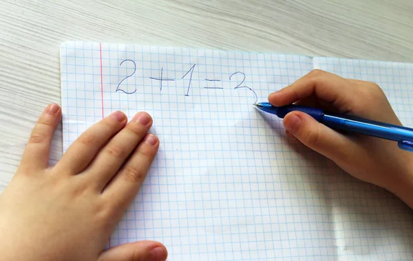 数学の宿題は、子供の手 — ストック写真