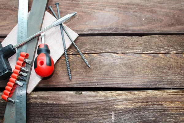 Инструменты для работы с поверхностью дерева на деревянном столе — стоковое фото