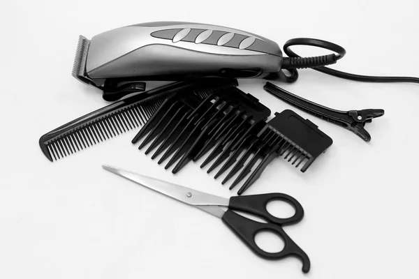 Elektriska hår clipper, kamma och klämma på en vit bakgrund — Stockfoto