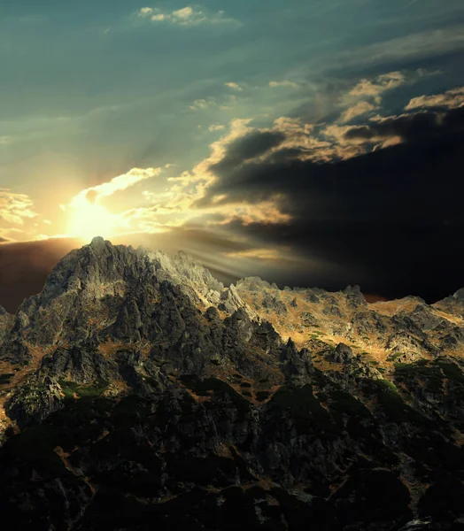 Солнце на вершине горы. Красивый пейзаж — стоковое фото