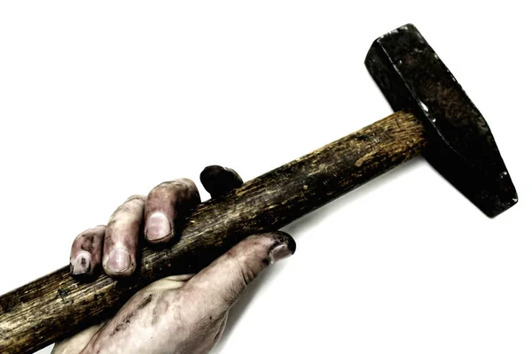 La mano dell'uomo sporco con un martello su sfondo bianco . — Foto Stock