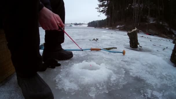 Vinter fiske is kullen — Stockvideo