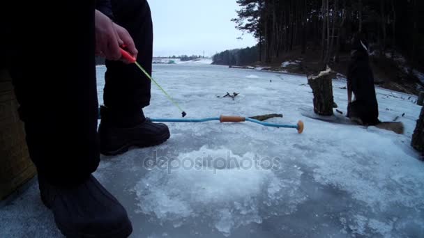 Winter visserij ijs heuvel — Stockvideo