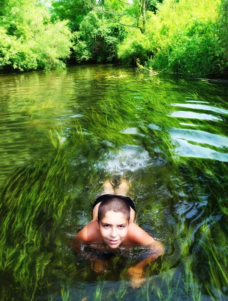 Fiú úszik a folyó nyáron. — Stock Fotó