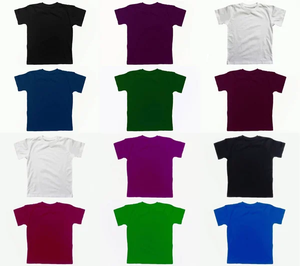 Різнокольорові футболки ізольовані на білому тлі. Колаж — стокове фото