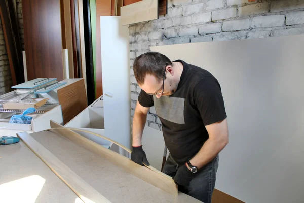 Fabricação de móveis. Homem trabalhando com móveis . — Fotografia de Stock