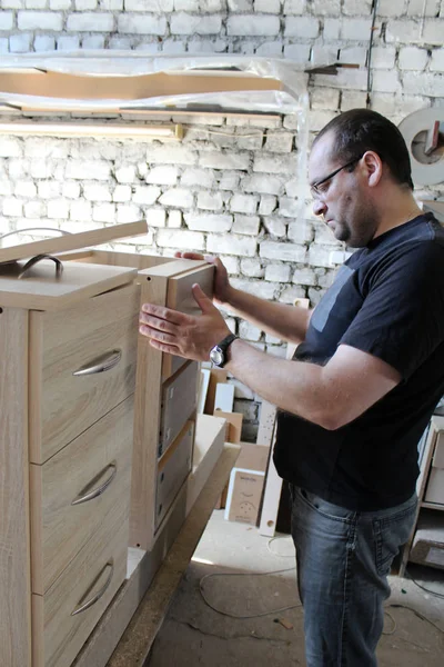 Виготовлення меблів. Чоловік працює з меблями . — стокове фото