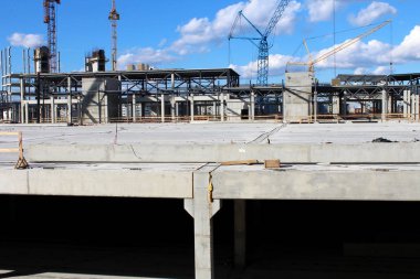 Bina yapım aşamasında toprakları üzerinde inşaat makinaları.