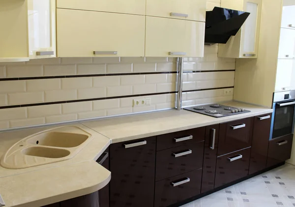 Mutfak mobilya. Kahverengi mutfak dolapları. Oda tasarımı