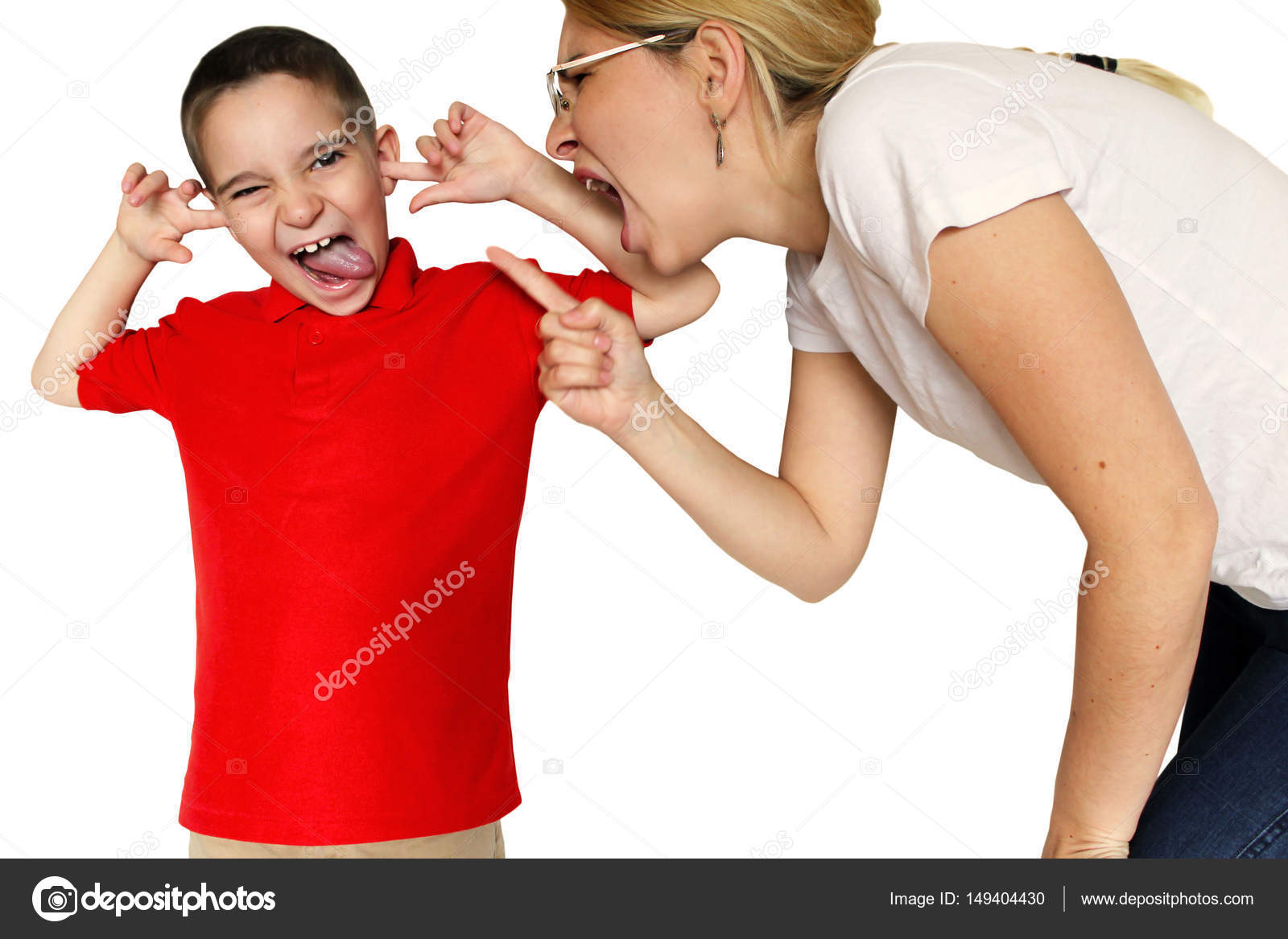 родители кричат на ребенка. мальчик тащит папу и кричит мама. мальчик тащит папу и кричит мама. тащит ребенка. мама и непослушный ребенок.