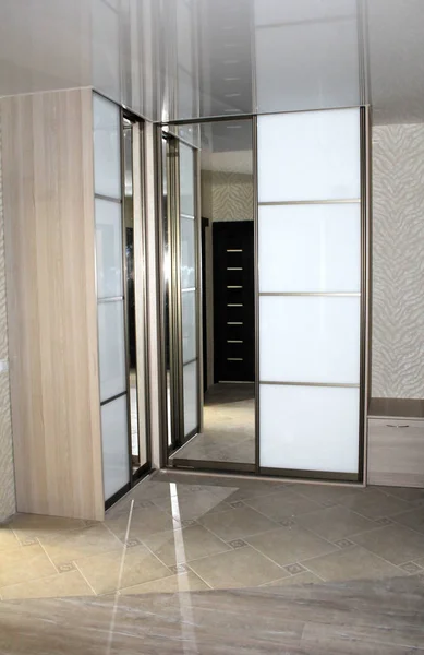 Yansıtılmış Sürgü Kapaklı Dolap. İç tasarım