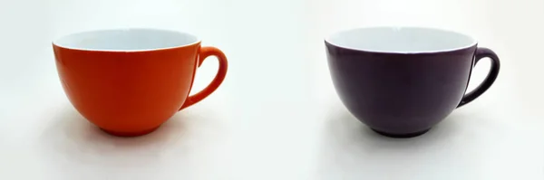 孤立的白色衬底上的橙色和紫色杯. — 图库照片