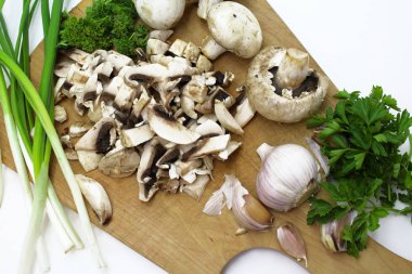 Mantar ve ahşap kesme tahtası üzerinde otlar