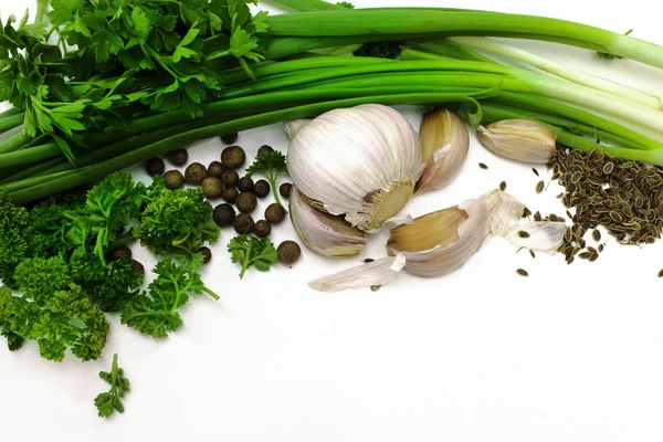 Cipolle verdi, prezzemolo, aglio e spezie isolati su bianco . — Foto Stock