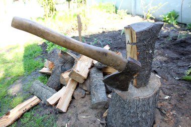 Doğranmış tahta balta. Arka plan resmi.