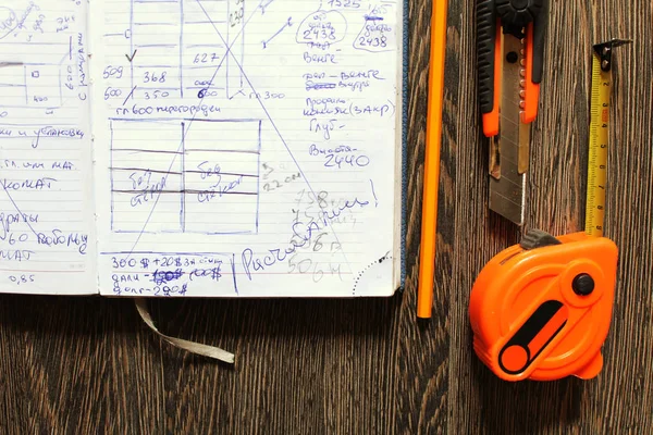 工具和笔记本上木背景 — 图库照片