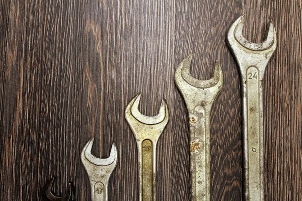 Metallschlüssel auf Holzgrund im Retro-Stil. — Stockfoto
