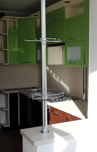 Кухонная мебель. Зеленые и коричневые кухонные шкафы. Комбинированная кухня . — стоковое фото