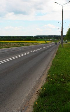 Şehirde araba asfalt yol. Rating.