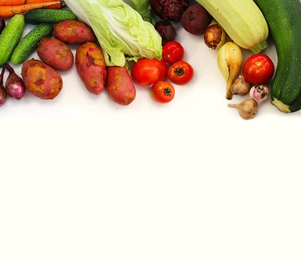 孤立在白色背景上的新鲜蔬菜。拼贴. — 图库照片