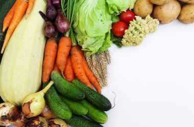 Beyaz arka plan üzerinde izole taze çiğ sebze.