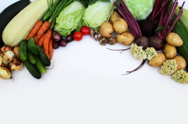 Beyaz arka plan üzerinde izole taze çiğ sebze.