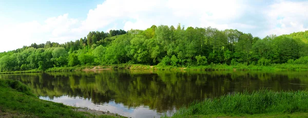 Панорамное изображение реки. Красивый пейзаж . — стоковое фото