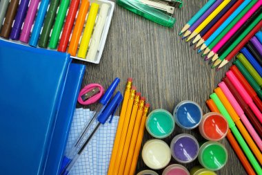 Okul üzerinde ahşap arka plan sağlar. Okullaşma.