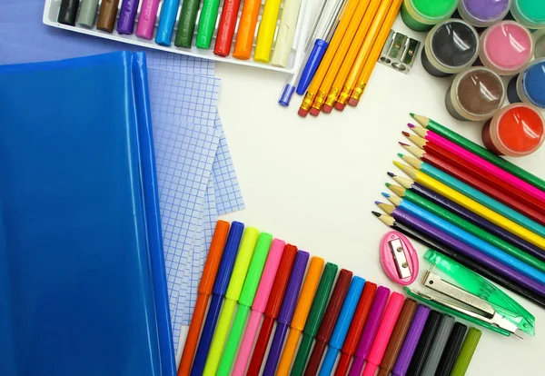 okul malzemeleri beyaz arka planda izole.