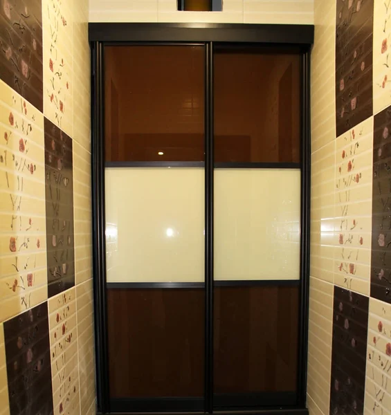 Kahverengi bej tezgahı sürme cam kapı ile